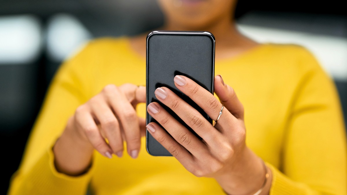 Mulher usando smartphone representando o SEO em redes sociais